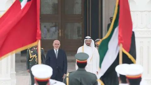 El presidente de Afganistán junto al príncipe heredero de Abu Dhabi.