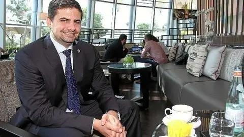 El cónsul de Panamá en Dubai en el hotel Jumeirah Beach / Foto: El Correo.