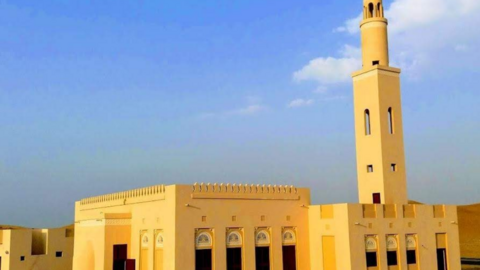 Una mezquita en el desierto de Emiratos Árabes Unidos. (EL CORREO)