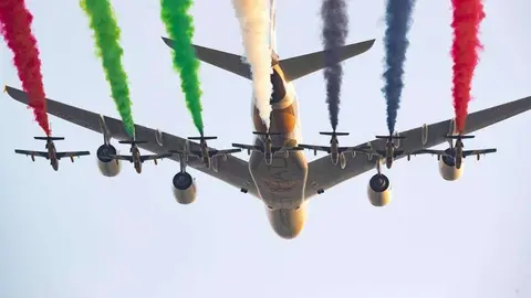 Un avión sobrevuela el cielo de Emiratos Árabes.