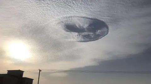 El misterioso círculo en el cielo fotografiado por el Centro Astronómico de Omán.