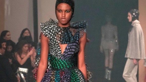 El vestido de Dior con el que culminó el pase en Dubai. (The National)