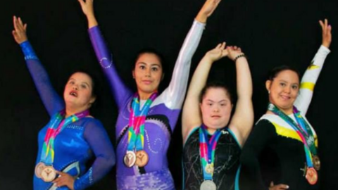 Las gimnastas salvadoreñas con sus medallas de las Olimpiadas en Abu Dhabi.