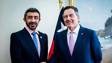 El ministro de Exteriores de EAU, a la izquierda, junto al ministro de Exteriores de Chile en Santiago.
