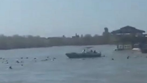 Personas en el agua tras el accidente en el ferry.