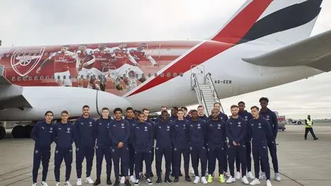 La plantilla del Arsenal, ante el avión decorado con su imagen.