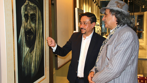 Rosendo -izquierda- junto al retrato del jeque Zayed que se está exhibiendo en Dubai. (ELCORREO)