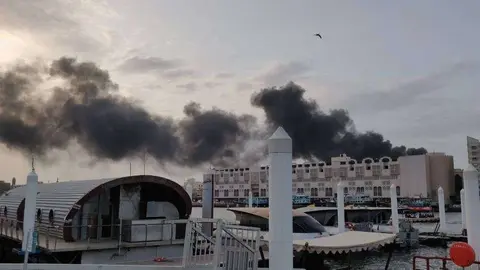 Incendio en Dubai Creek. (@thepriyank, Twitter)