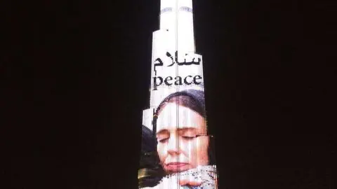 El Burj Khalifa, iluminado con la foto de Jacinda Ardern.