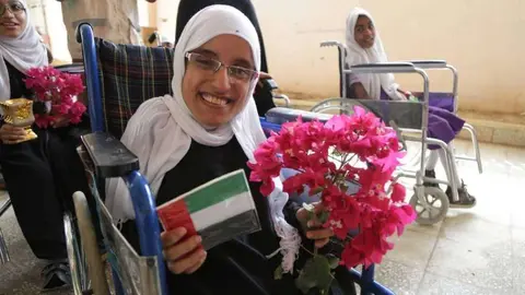 Una de las personas que ha recibido la visita de la Media Luna Roja en Mukalla. (WAM)