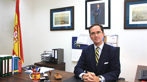 Emilio Contreras en su despacho en la Embajada de Abu Dhabi. (ELCORREO)