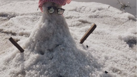 'Muñeco de nieve' creado por los residentes de Umm Al Quwaim este domingo. 