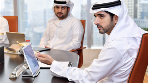El jeque Hamdan durante el encuentro con el Consejo Ejecutivo de Dubai. (Twitter)