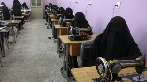 Algunos de los talleres enseñan a las mujeres aprender a coser. (WAM)