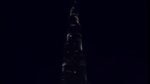El Burj Khalifa, prácticamente a oscuras.