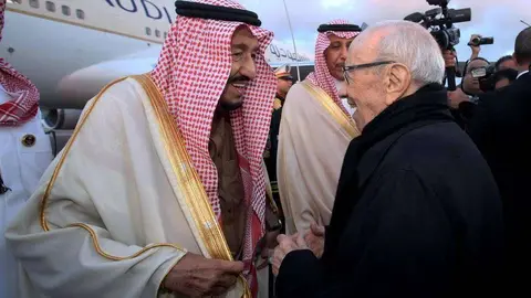 El rey Salman a su llegada a Túnez para la cumbre de la Liga Árabe. (EPA)