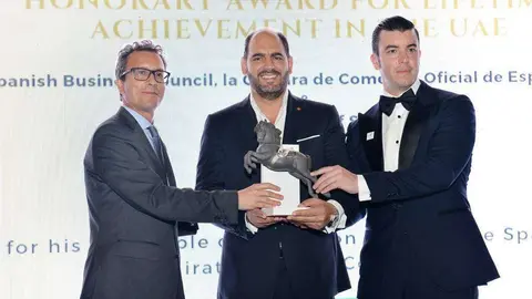 Arturo Manso recibe el premio de la mano del embajador de España y el presidente del SBC. (Manaf K.Abbas)