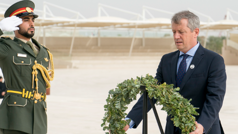 El presidente de la Cámara de Diputados argentina durante su ofrenda en el Monumento de los Mártires. (WAM)
