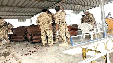 Tribuna en la que se encontraban las autoridades y jefes militares en el momento del ataque hutí en Yemen. (Twitter)