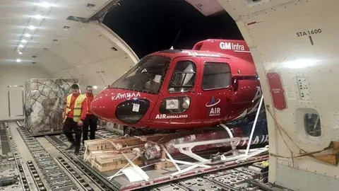 Un momento del embarque del helicóptero en Madrid.