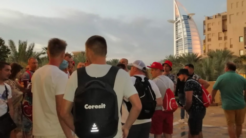 Un grupo de turistas en la zona de Madinat Jumeirah de Dubai.
