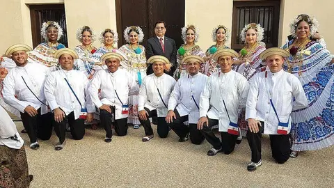 El grupo 'Panamá Floklore' posa en Sharjah con el diplomático panameño Odilio Villanero. (José Luis Gómez / EL CORREO)