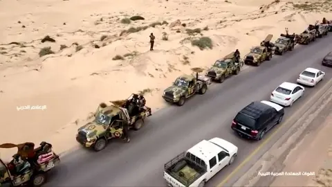 Una vista aérea muestra vehículos militares en una carretera en Libia, el 4 de abril de 2019. (Reuters)