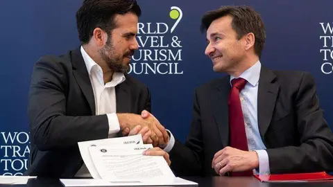 El gobernador de Puerto Rico, Ricardo Roselló -izquierda- y el director comercial de Iberia, Marco Sansavini, tras la firma del acuerdo por el que la aerolínea ampliará su operación en la isla. (EFE/Raúl Caro)