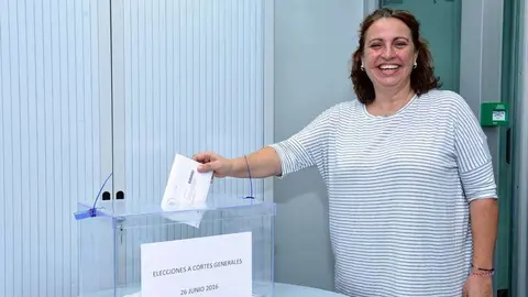 Electora vota este domingo en la urna situada en la Embajada de España en Abu Dhabi. (Manaf K. Abbas)