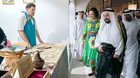 El jeque de Sharjah, durante el recorrido con protagonizó por los expositores de la muestra. (WAM)