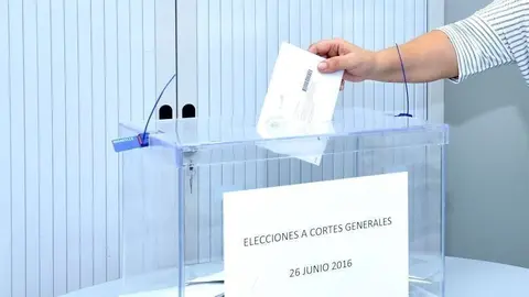 Española deposita su voto en la urna situada en la Embajada de España en Abu Dhabi durante las elecciones generales de 2016. (Manaf K. Abbas / EL CORREO)
