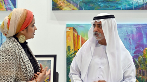 El ministro de Tolerancia de EAU saluda a uno de los artistas.