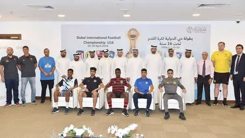 Capitanes de los equipos participantes junto a los organizadores.