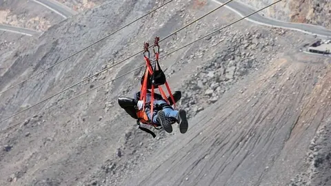 A toda velocidad por el cable suspendido en el vacío en Jebel Jais. (EL CORREO)