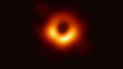 Imagen de un anillo con una mitad más luminosa que la otra que corresponde al agujero negro supermasivo ubicado en el centro de la galaxia M87. (EFE)