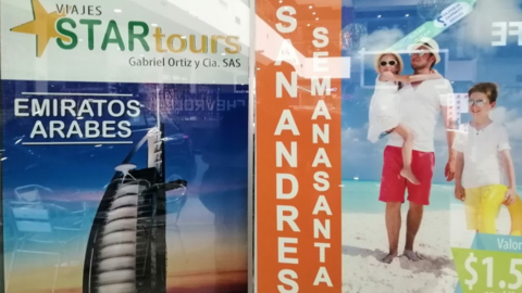 Publicidad sobre Emiratos Árabes en una agencia de viajes de Cali (Colombia). (EL CORREO)