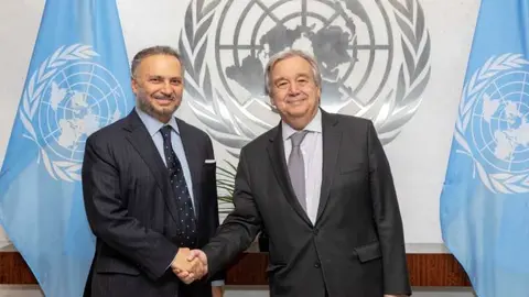 El ministro de Exteriores de EAU junto al secretario general de la ONU.