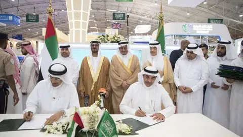 Firma de uno de los acuerdos entre Emiratos y Arabia. (WAM)