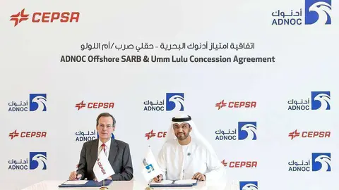 Sultan Ahmed Al Jaber, consejero delegado del Grupo ADNOC, y Pedro Miró, vicepresidente y consejero delegado de Cepsa, durante la firma del acuerdo sobre SARB y Umm Lulu. / Sultan Ahmed Al Jaber, CEO of ADNOC Group, and Pedro Miró, Vice President Cepsa.