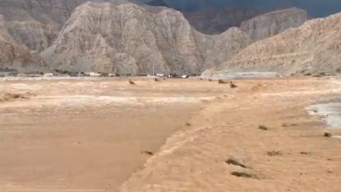 Una captura de un vídeo difundido de las lluvias en las montañas de EAU.