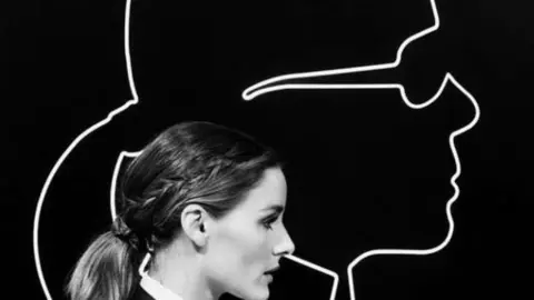 Días antes de la muerte de Lagarfield se anunció la colaboración.