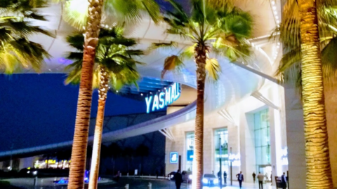 Una imagen de la entrada principal del Yas Mall. (EL CORREO)