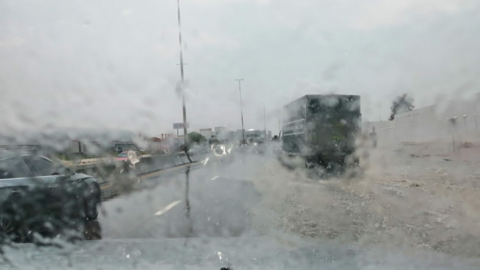Una carretera de Emiratos inundada por las lluvias. (EL CORREO)