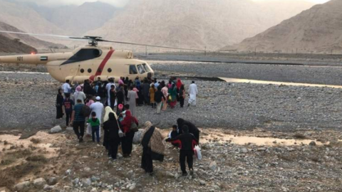 Excursionistas esperan para su evacuación en Jebel Jais.