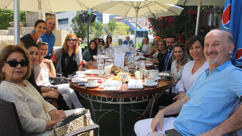 Imagen de grupo de los asistentes al Café de españolas del pasado lunes. (ELCORREO)