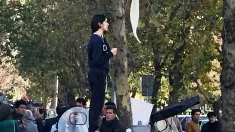 Vida Movahed sin velo en Teherán.