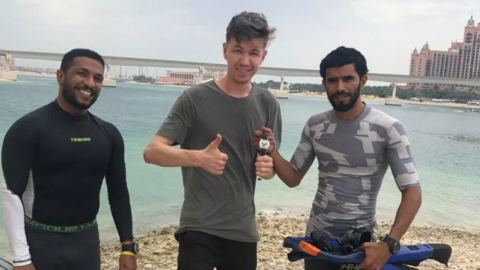 El turista y los policías de Dubai con el reloj recuperado.