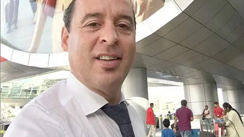 Borja Brañanova, en una imagen tomada ante el metro de Dubai. (Cedida)