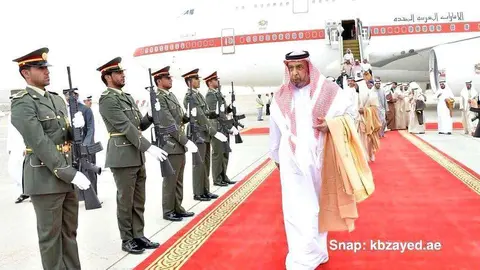 El presidente de Emiratos Árabes Unidos tras bajar del avión. (@KBZayed)