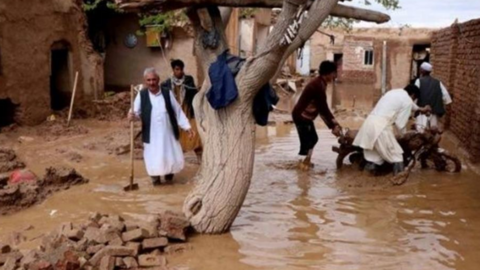 Iraníes afectados por las inundaciones.
